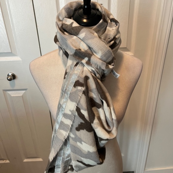 Aerie one size camo blanket scarf - Picture 4 of 10